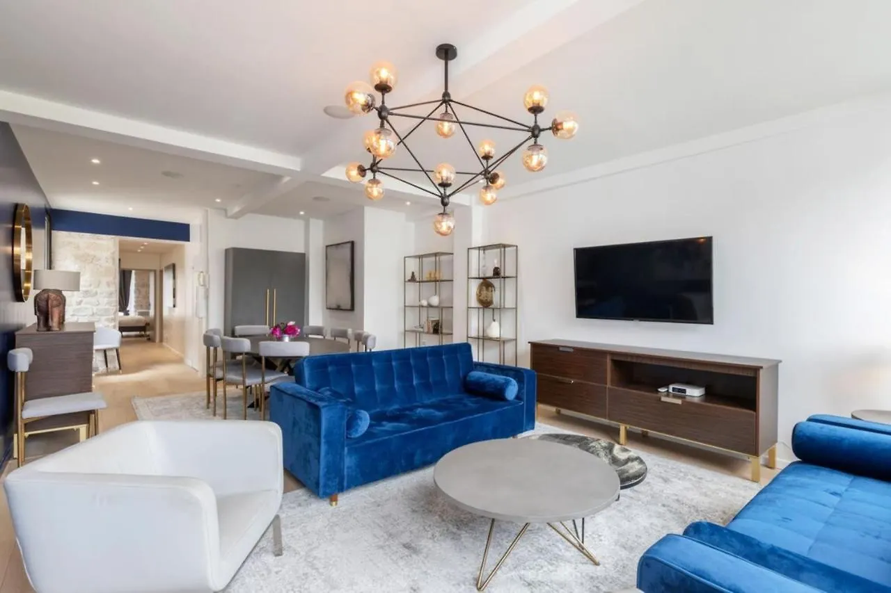 Stunning 2 Bedroom * פריז