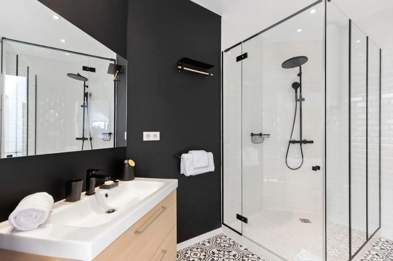 Apartment Stunning 2 Bedroom *
