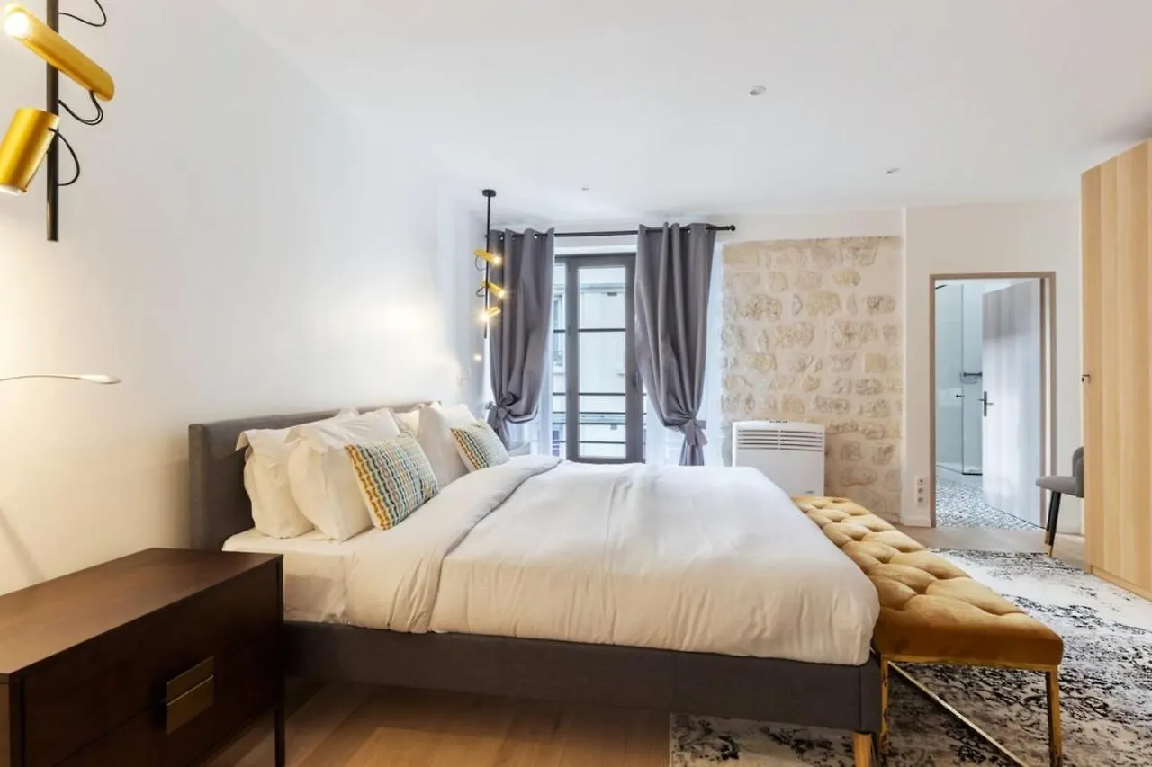 Apartment Stunning 2 Bedroom *