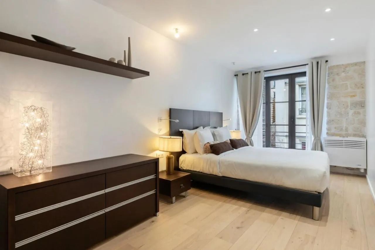 Stunning 2 Bedroom Apartment *