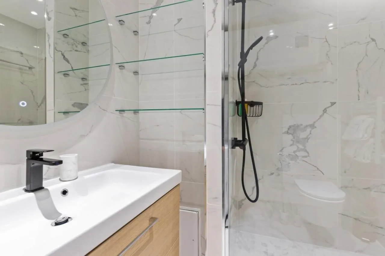 דירה Stunning 2 Bedroom פריז